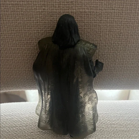 Black and Gray Action Figure - Picture 5 of 5